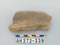 藏品(灰褐色細砂陶口緣)的圖片